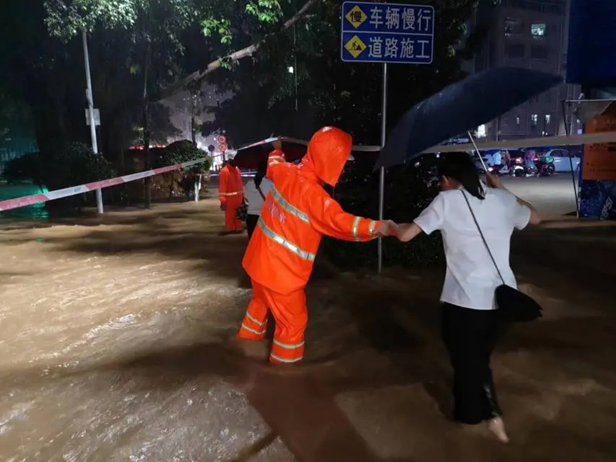 暴雨中引導(dǎo)被困人員到安全地點